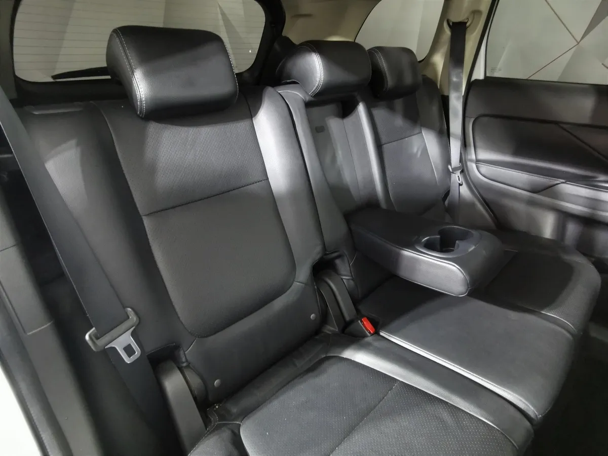 Mitsubishi Outlander 2.4 MIVEC CVT 4WD 7 мест (167 л.с.) Ultimate Белый в АВИЛОН. Слайд №15