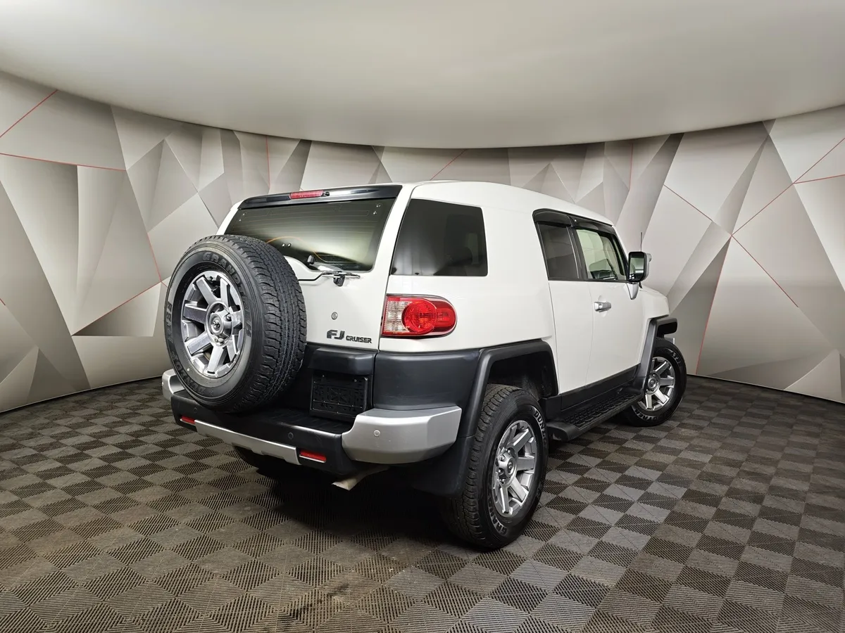 Toyota FJ Cruiser 4.0 AT 4WD (276 л.с.) Белый в АВИЛОН. Слайд №2