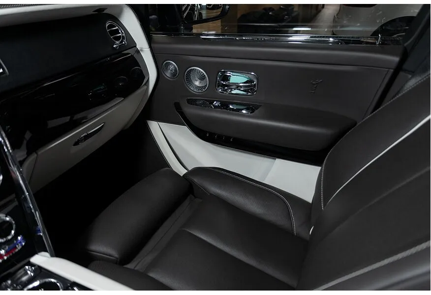 Rolls-Royce Cullinan 6.75 AT AWD (571 л.с.) Individual Черный в АВИЛОН. Слайд №31