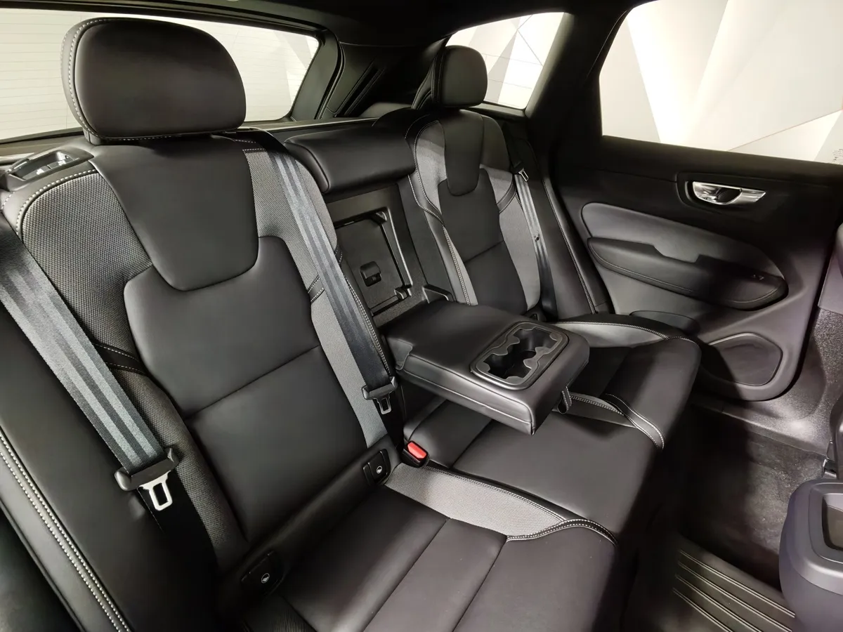 Volvo XC60 2.0 AT AWD (249 л.с.) Deluxe Edition Черный в АВИЛОН. Слайд №17