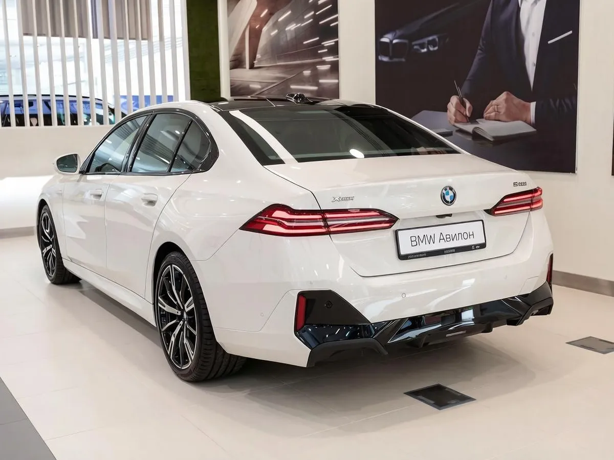 BMW 5 серия 530i xDrive AT (252 л.с.) Белый в АВИЛОН. Слайд №3