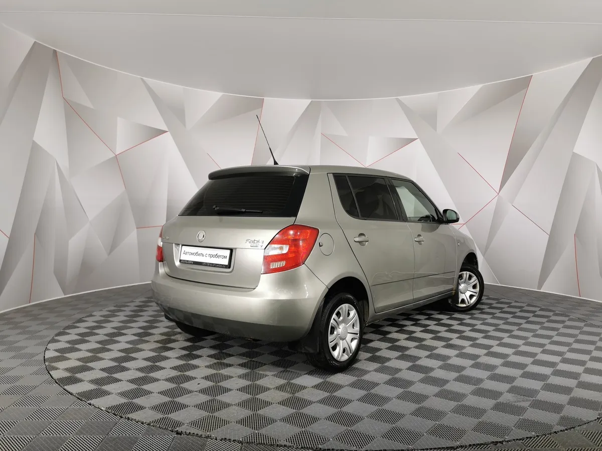Skoda Fabia 1.2 MT (70 л.с.) Серый в АВИЛОН. Слайд №2