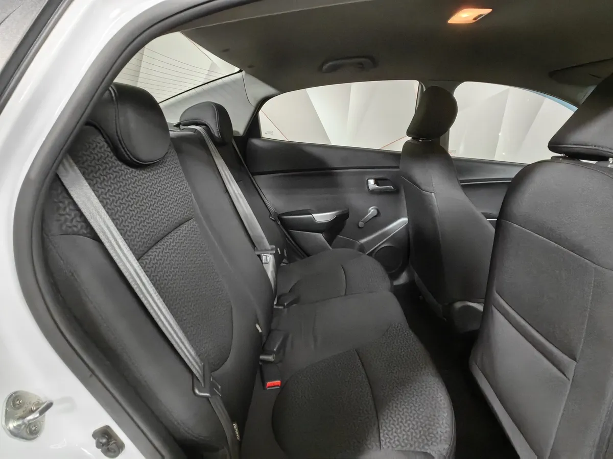 Kia Rio 1.6 AT (123 л.с.) Белый в АВИЛОН. Слайд №15