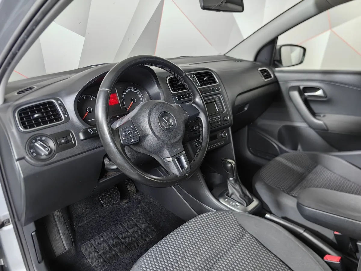 Volkswagen Polo 1.6 MPI AT (110 л.с.) Highline Серебристый в АВИЛОН. Слайд №19