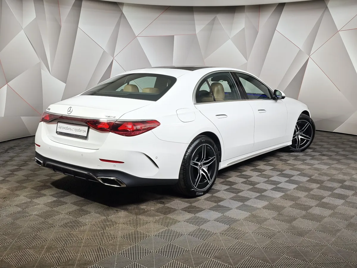 Mercedes-Benz E-Класс E 300 4MATIC (258 л.с.) Белый в АВИЛОН. Слайд №2