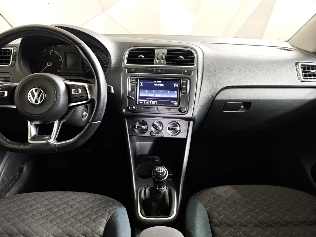 Volkswagen Polo 1.6 MPI MT (110 л.с.) Connect Белый в АВИЛОН. Слайд №15