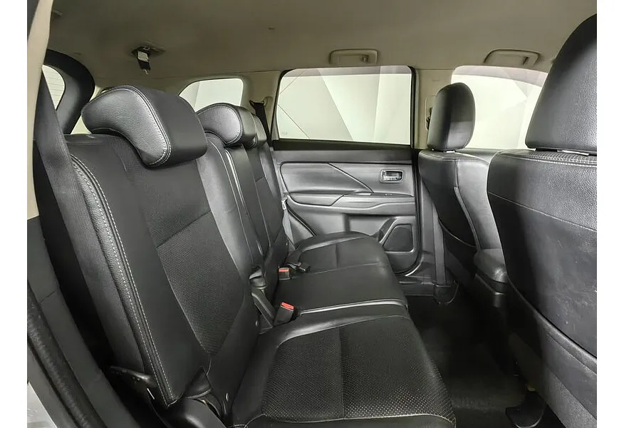 Mitsubishi Outlander 2.0 CVT 4WD (146 л.с.) Серебристый в АВИЛОН. Слайд №16