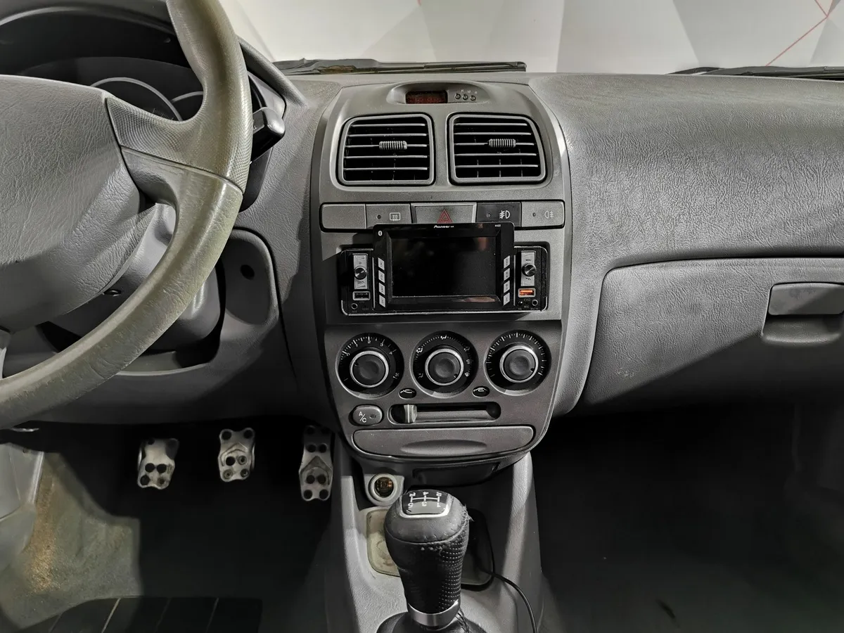 Hyundai Accent 1.5 MT (99 л.с.) Бежевый в АВИЛОН. Слайд №13