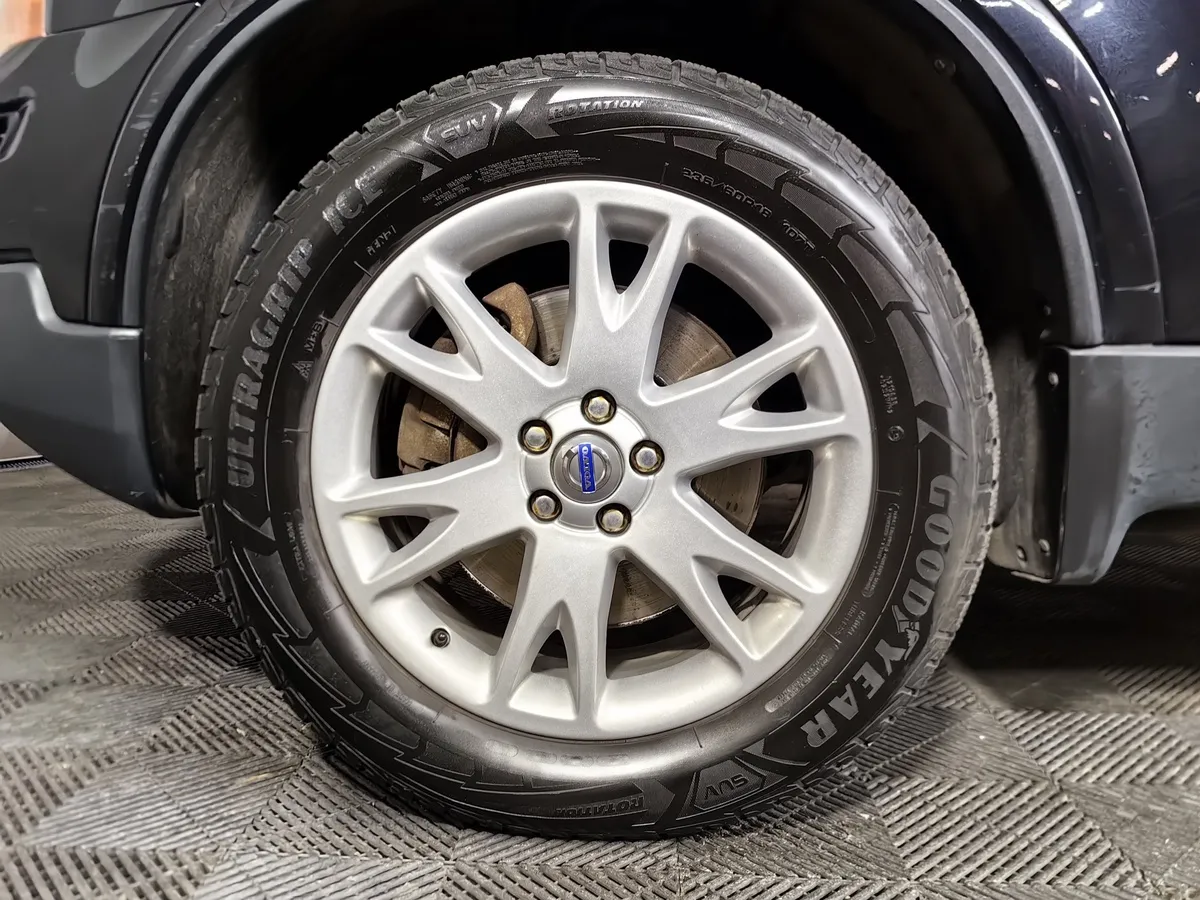 Volvo XC90 2.5 T5 Geartronic AWD (5 мест) (210 л.с.) Черный в АВИЛОН. Слайд №9