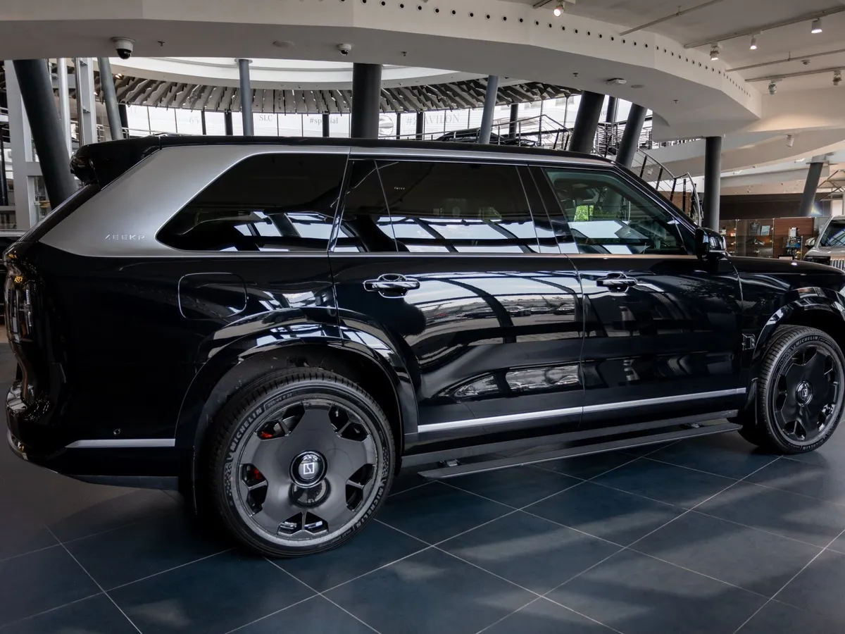 Zeekr 9X 2.0h AT 4WD (1177 л.с.) Hyper Черный в АВИЛОН. Слайд №4