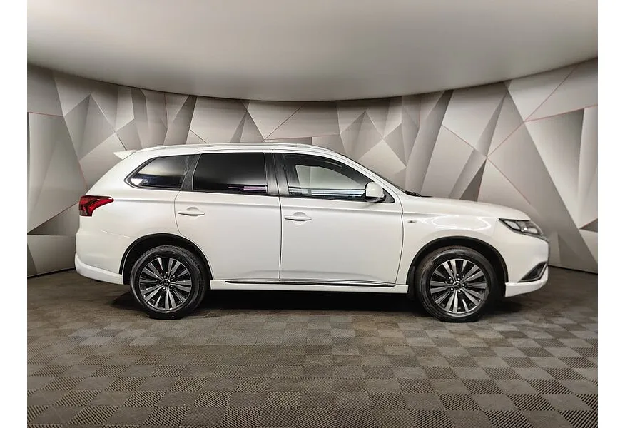 Mitsubishi Outlander 2.0 CVT (146 л.с.) Invite Белый в АВИЛОН. Слайд №6
