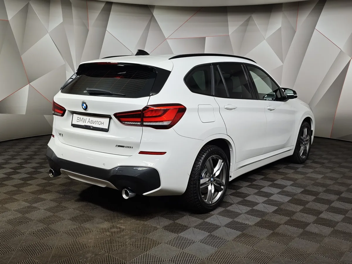 BMW X1 20i xDrive (192 л.с.) M Sport Белый в АВИЛОН. Слайд №2