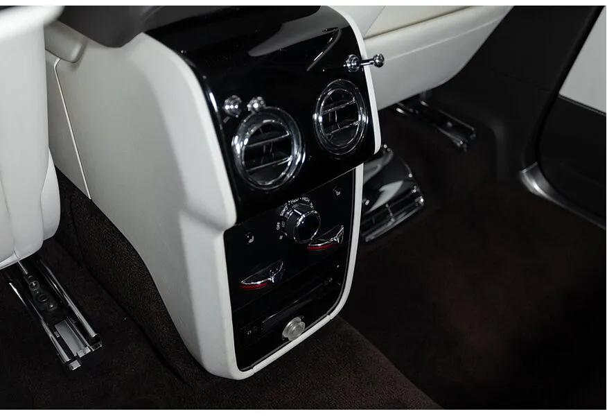 Rolls-Royce Cullinan 6.75 AT AWD (571 л.с.) Individual Черный в АВИЛОН. Слайд №38