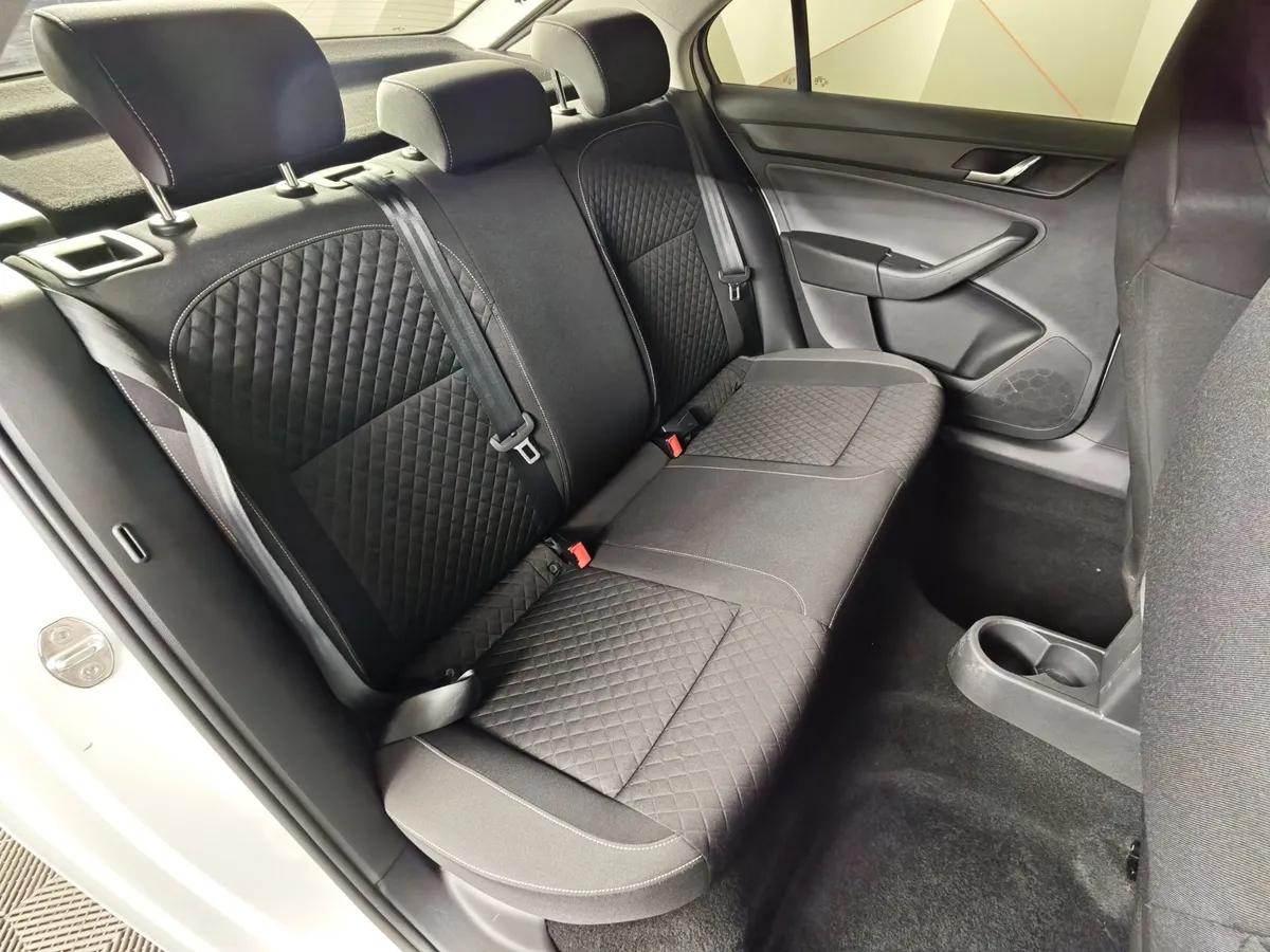 Skoda Rapid 1.6 MT (90 л.с.) Белый в АВИЛОН. Слайд №17