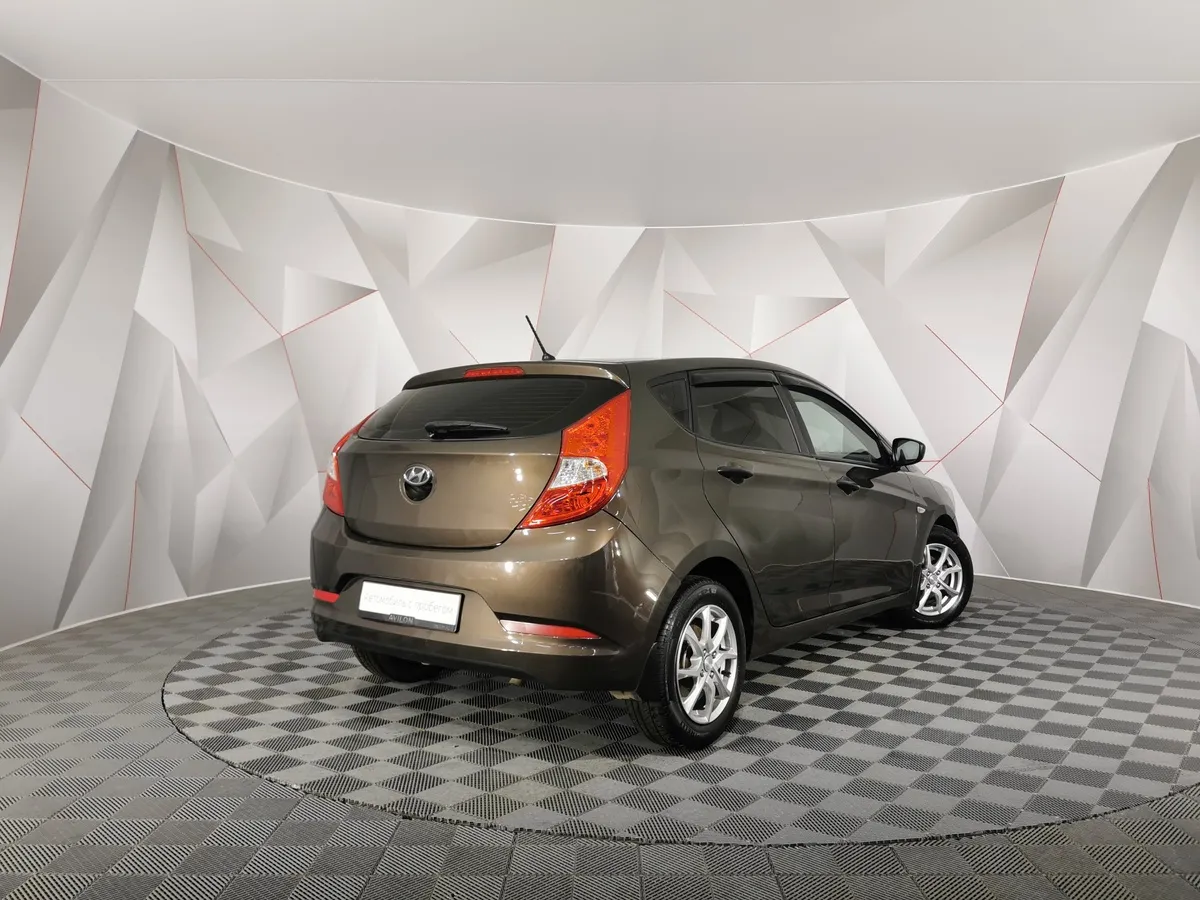 Hyundai Solaris 1.4 MT (107 л.с.) Active Коричневый в АВИЛОН. Слайд №2