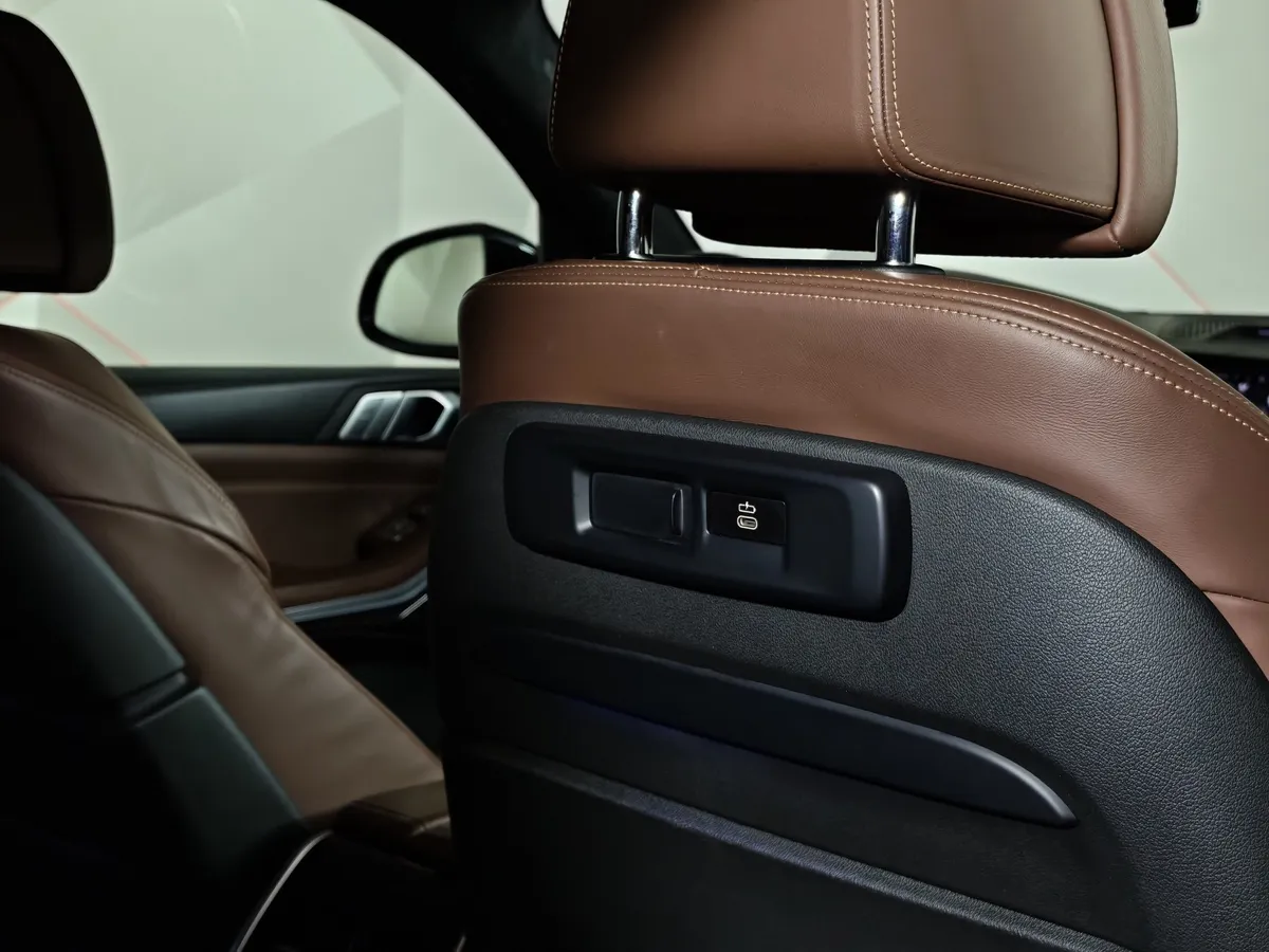 BMW X7 xDrive40d Steptronic (340 л.с.) Базовая (Локальная сборка) Черный в АВИЛОН. Слайд №29