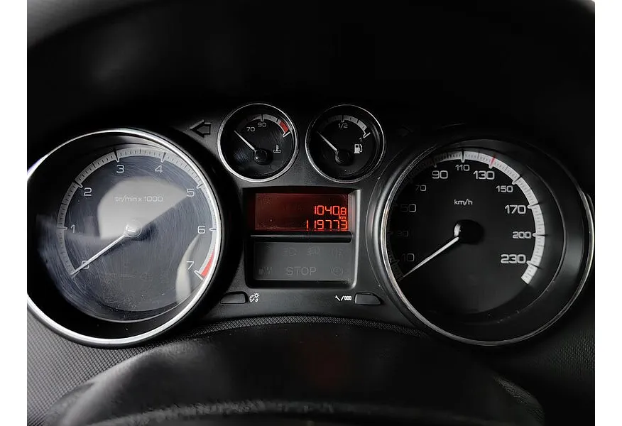 Peugeot 308 1.6 AT (120 л.с.) Красный в АВИЛОН. Слайд №17