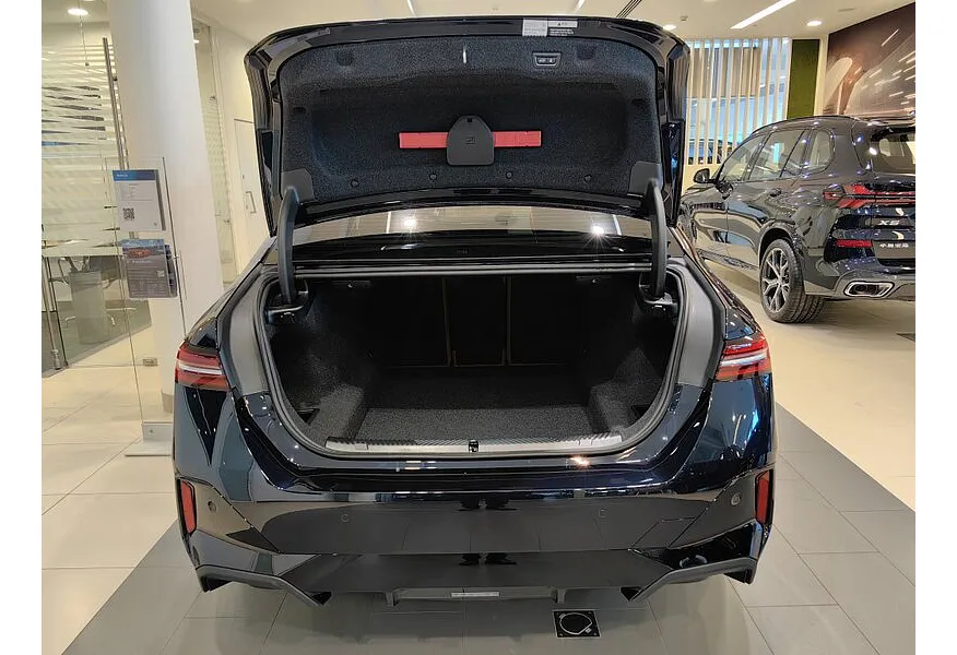 BMW 5 серия 530i xDrive AT (252 л.с.) Черный в АВИЛОН. Слайд №9