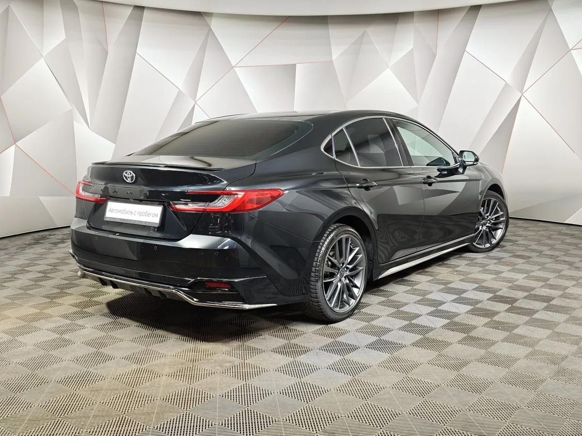 Toyota Camry 2.0h CVT (197 л.с.) Sport Plus Черный в АВИЛОН. Слайд №2
