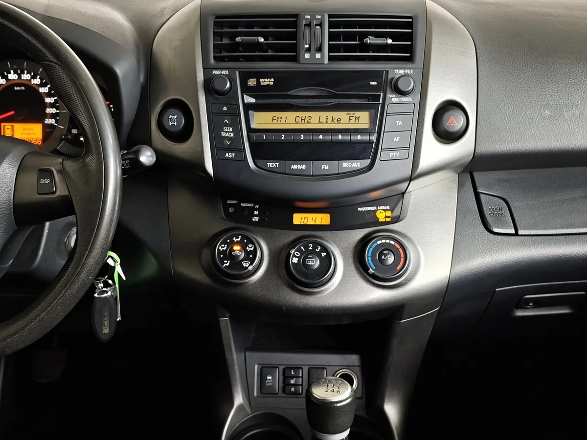 Toyota RAV4 2.0 MT FWD (158 л.с.) Бежевый в АВИЛОН. Слайд №14