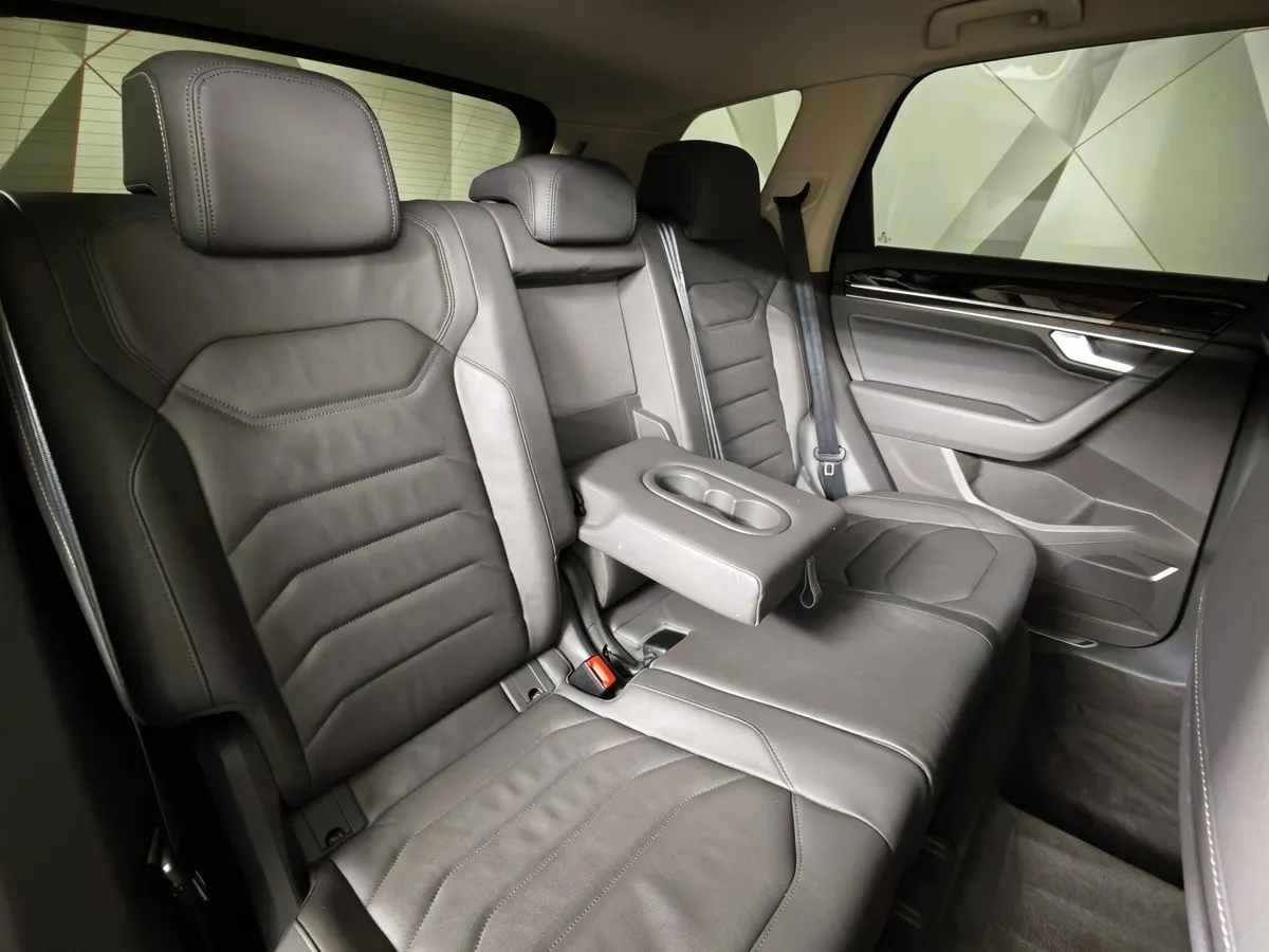 Volkswagen Touareg 2.0 TSI Tiptronic 4Motion (249 л.с.) Business Черный в АВИЛОН. Слайд №17