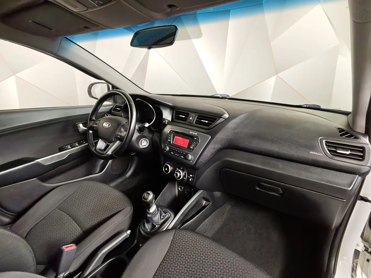 Kia Rio 1.6 MT (123 л.с.) Luxe Белый в АВИЛОН. Слайд №12