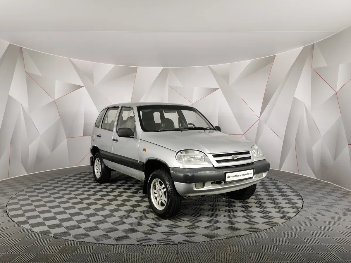 Chevrolet Niva 1.7 MT (80 л.с.) Серебристый в АВИЛОН. Слайд №3