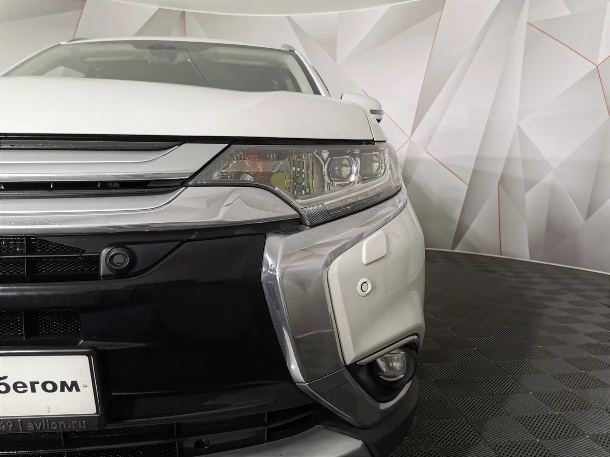 Mitsubishi Outlander 2.4 MIVEC CVT 4WD 7 мест (167 л.с.) Ultimate Белый в АВИЛОН. Слайд №9