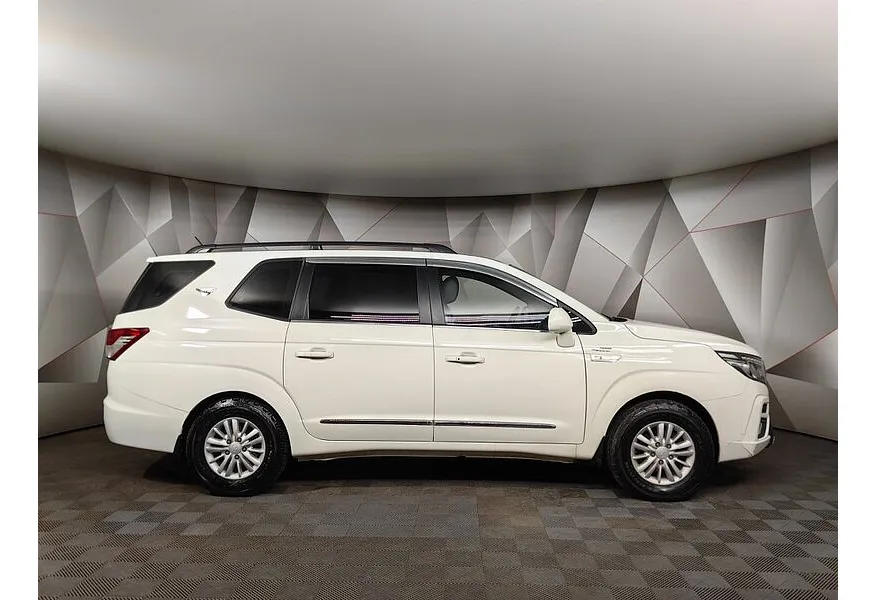 SsangYong Korando Turismo 2.2d AT 4WD (178 л.с.) Белый в АВИЛОН. Слайд №6