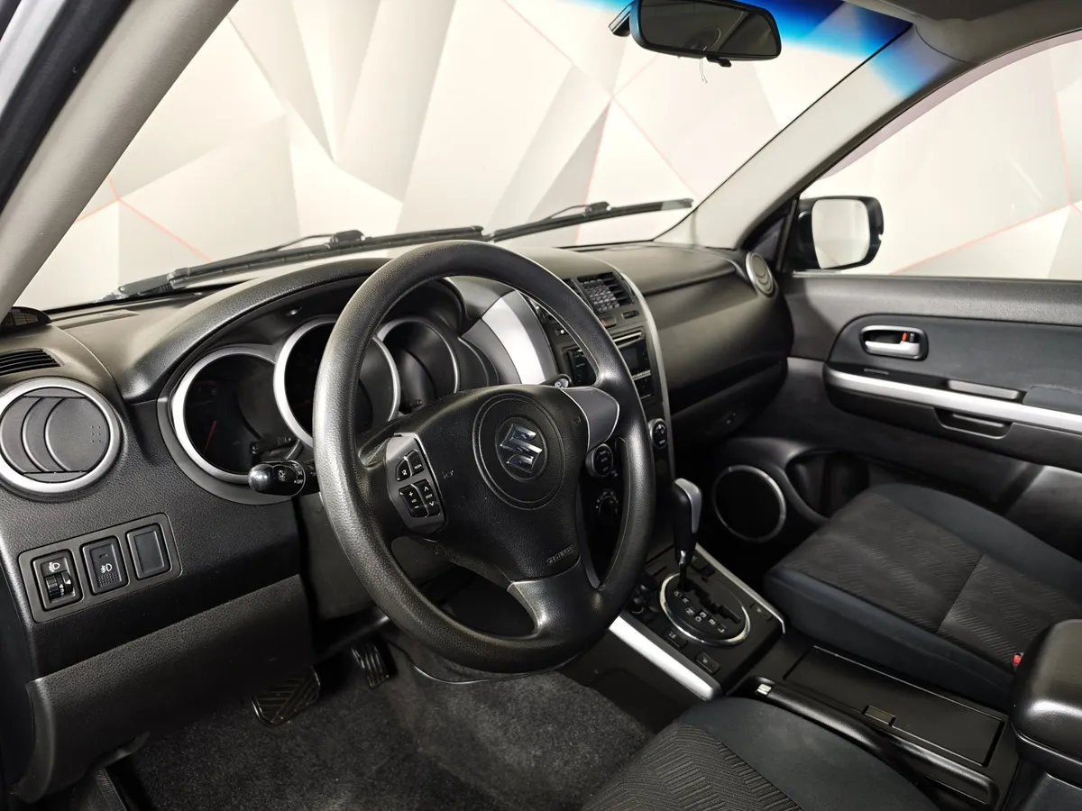 Suzuki Grand Vitara 2.0 AT (140 л.с.) Серый в АВИЛОН. Слайд №17