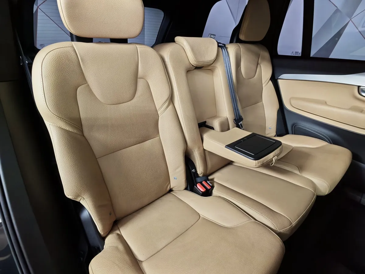Volvo XC90 2.0 AT AWD D5 (5 мест) (225 л.с.) Inscription Серый в АВИЛОН. Слайд №17