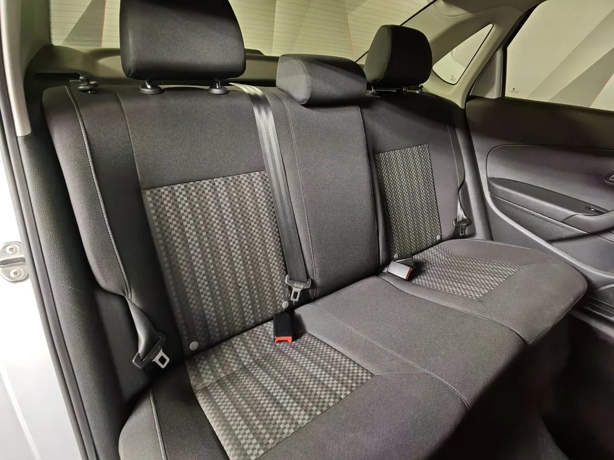 Volkswagen Polo 1.6 Tiptronic (105 л.с.) Comfortline Серебристый в АВИЛОН. Слайд №16 Volkswagen Polo 1.6 Tiptronic (105 л.с.) Comfortline Серебристый в АВИЛОН. Слайд №16
