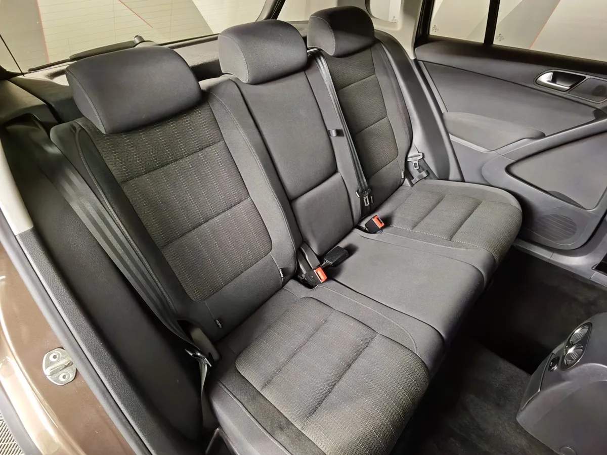 Volkswagen Tiguan 2.0 TSI 4Motion AT (170 л.с.) Track & Field Коричневый в АВИЛОН. Слайд №17