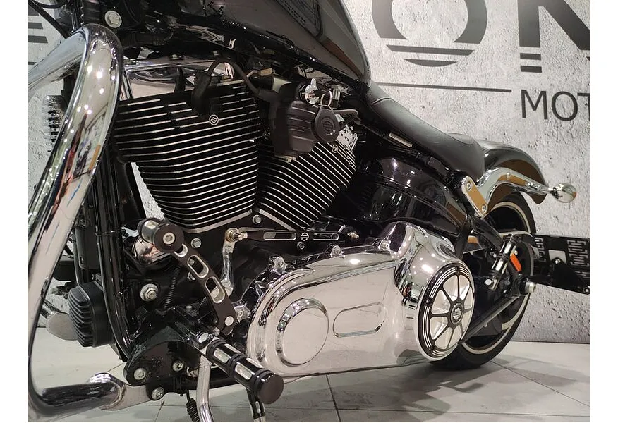 Harley-Davidson Breakout 103 1690 см³ (74 л.с.) (74) 1690 Черный в АВИЛОН. Слайд №8