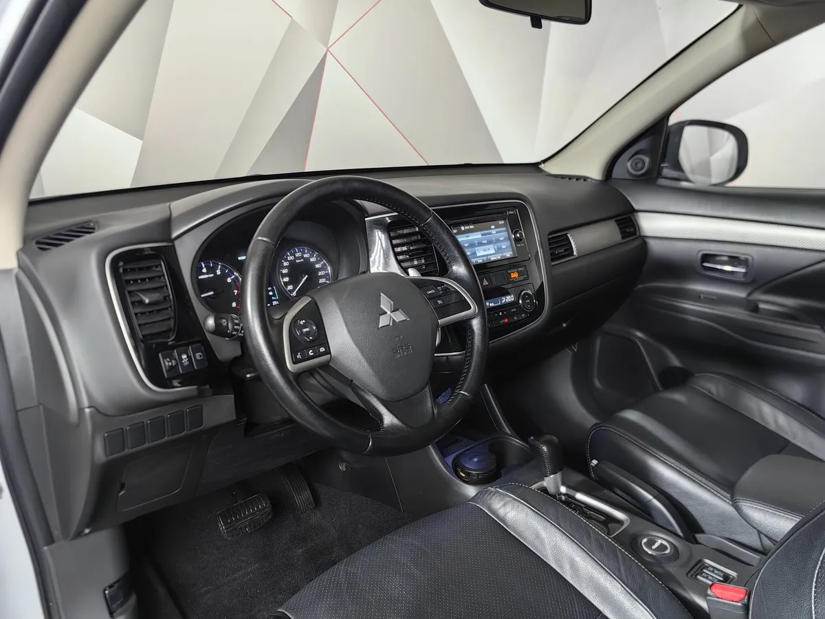 Mitsubishi Outlander 3.0 AT 4WD (230 л.с.) Белый в АВИЛОН. Слайд №19