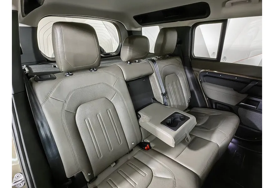 Land Rover Defender 2.0 TD AT (200 л.с.) SE Коричневый в АВИЛОН. Слайд №17