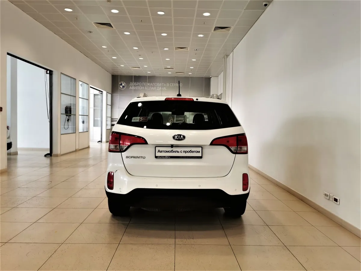 Kia Sorento 2.4 AT 4WD (175 л.с.) Comfort Белый в АВИЛОН. Слайд №8