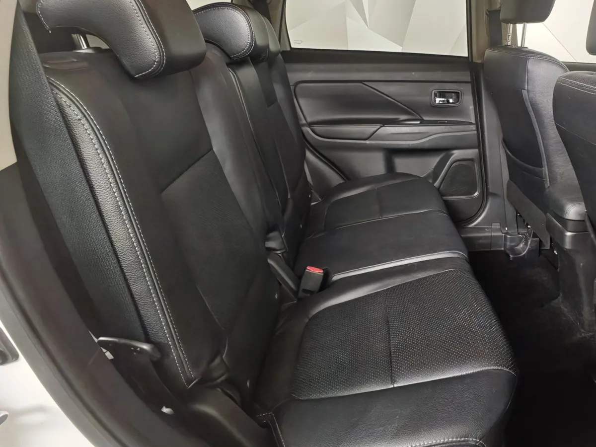 Mitsubishi Outlander 2.4 MIVEC CVT 4WD (167 л.с.) Ultimate Plus Белый в АВИЛОН. Слайд №16