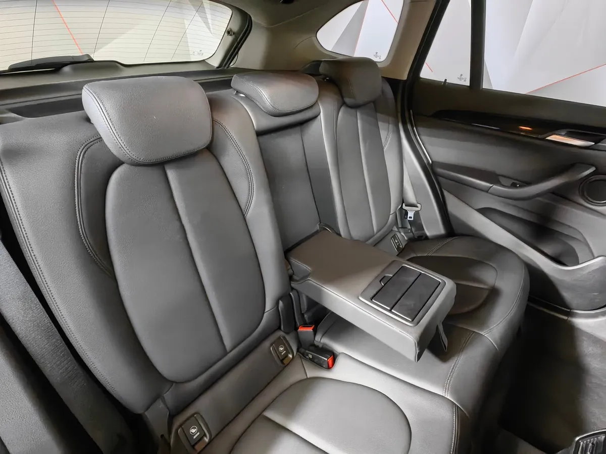 BMW X1 18i sDrive (140 л.с.) SE Серый в АВИЛОН. Слайд №14