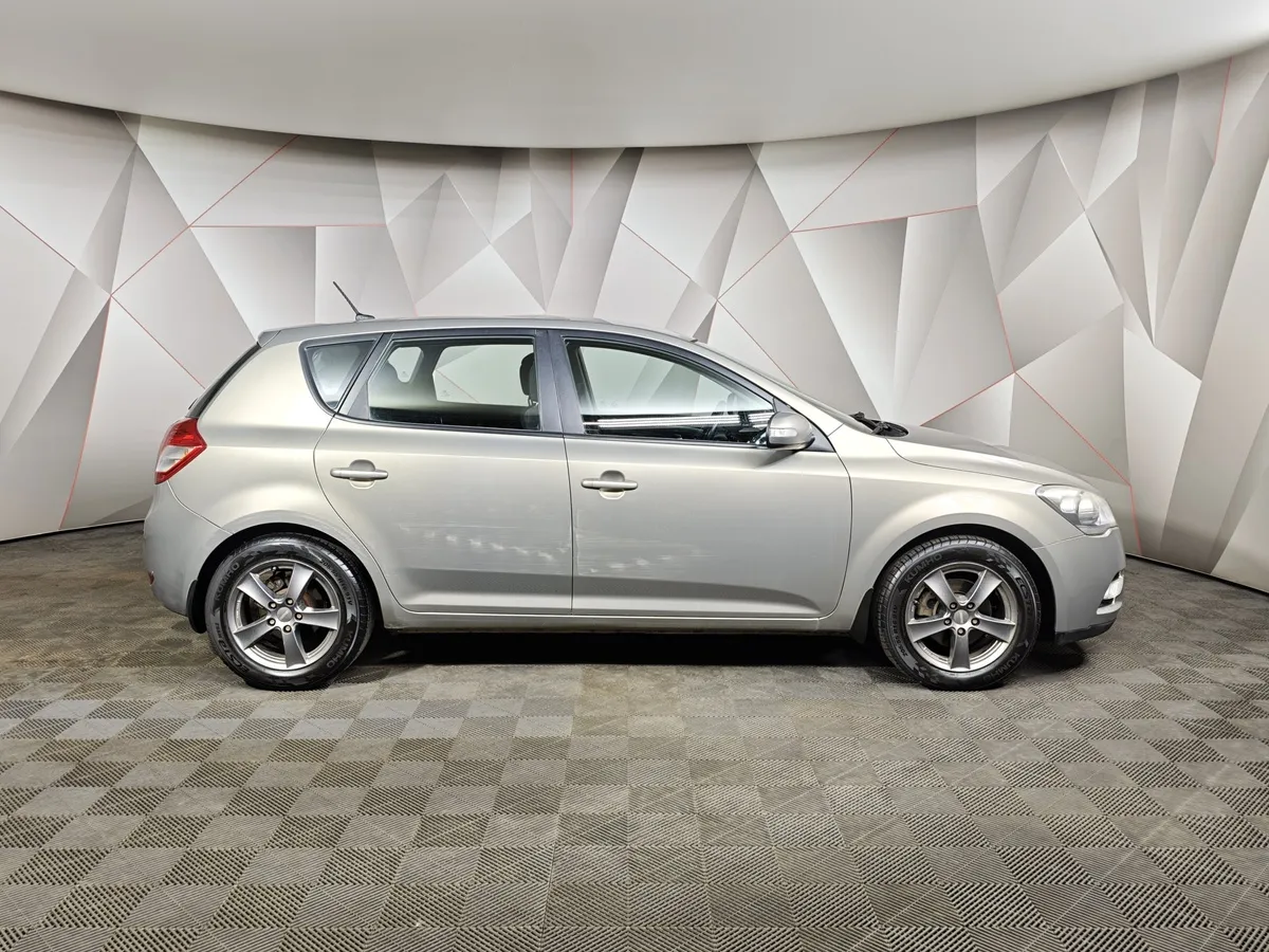 Kia Ceed 1.6 AT (122 л.с.) Люкс Серебристый в АВИЛОН. Слайд №6