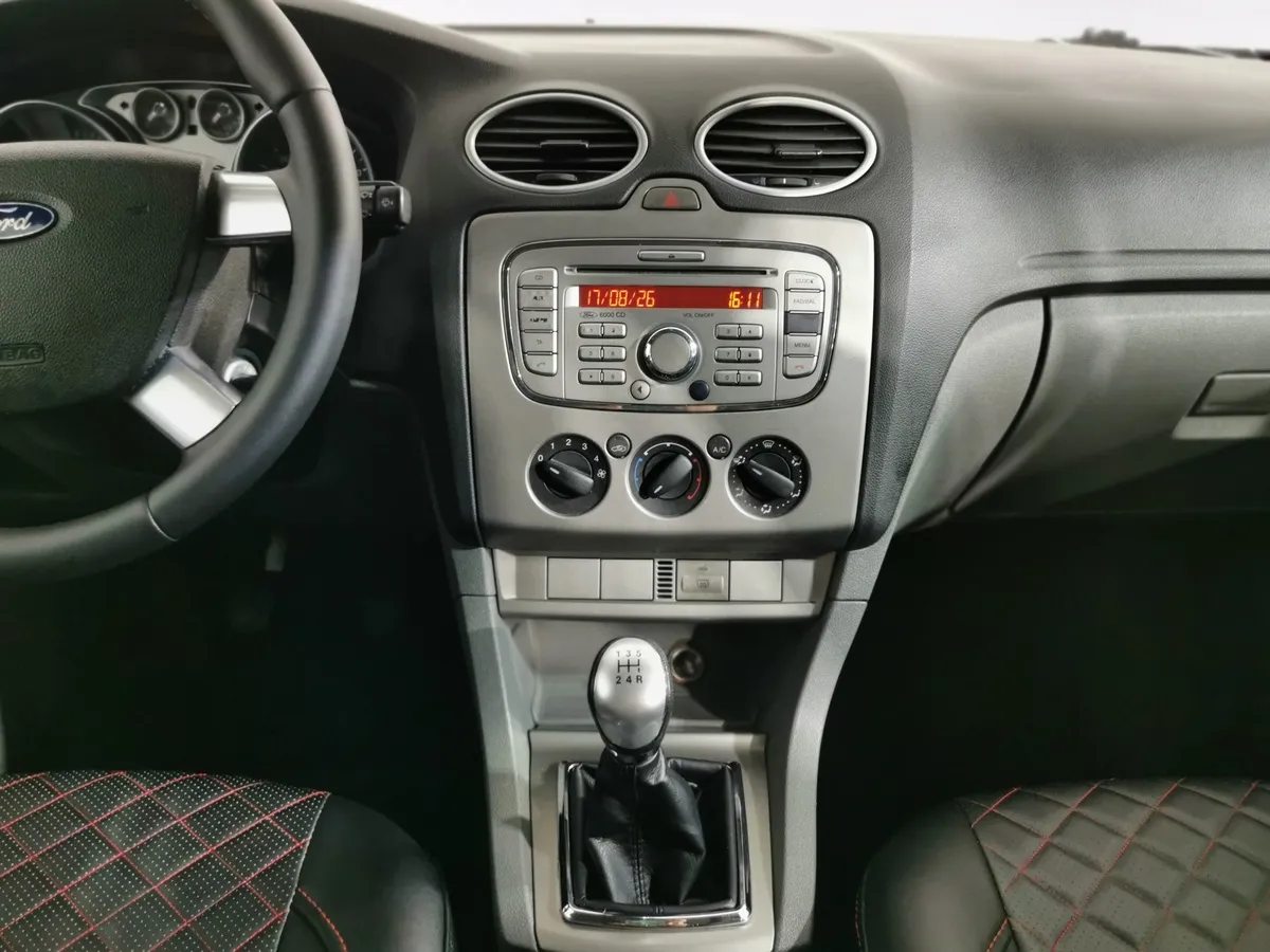 Ford Focus 1.6 MT (101 л.с.) Серебристый в АВИЛОН. Слайд №14