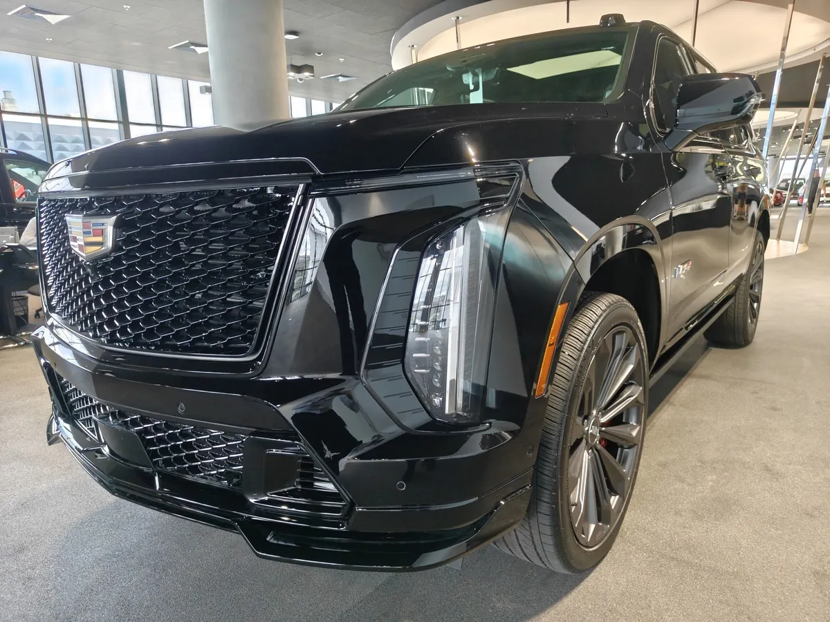 Cadillac Escalade V 6.2 AT 4WD (690 л.с.) V-series Черный в АВИЛОН. Слайд №5