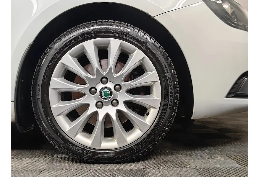 Skoda Superb 1.8 TSI DSG (152 л.с.) Белый в АВИЛОН. Слайд №9