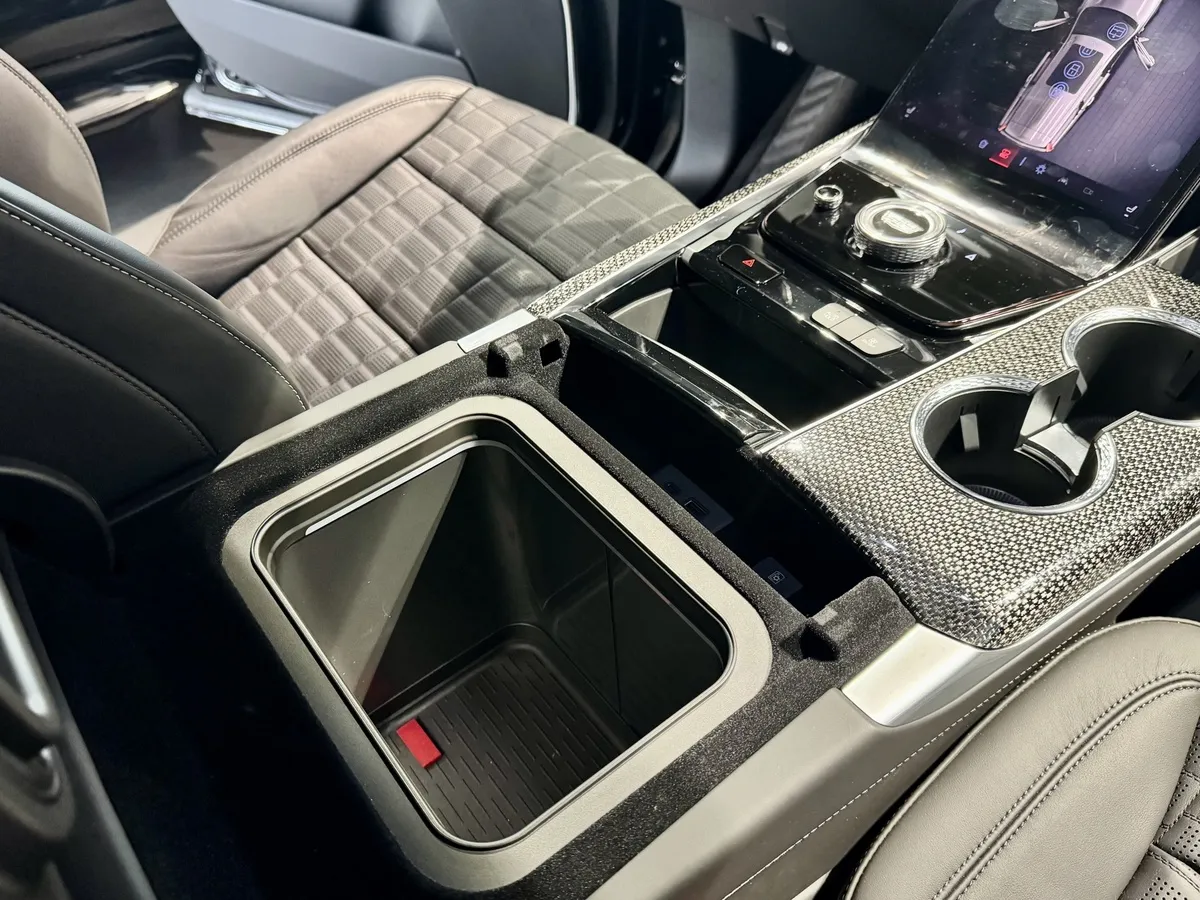 Cadillac Escalade V 6.2 AT 4WD (690 л.с.) V-series Черный в АВИЛОН. Слайд №22