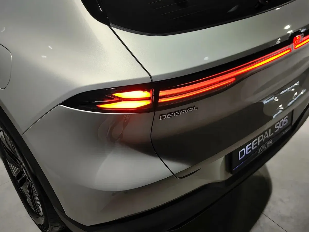 Deepal S05 AT 2WD (272 л.с.) Люкс Серебристый в АВИЛОН. Слайд №19