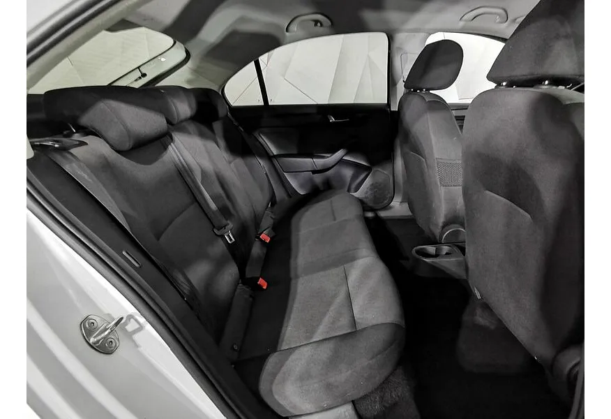 Skoda Rapid 1.6 MT (90 л.с.) Белый в АВИЛОН. Слайд №17