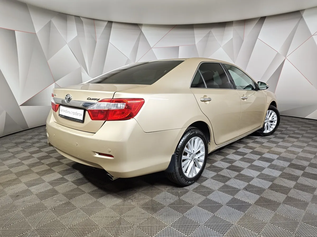 Toyota Camry 2.5 AT (181 л.с.) Бежевый в АВИЛОН. Слайд №2