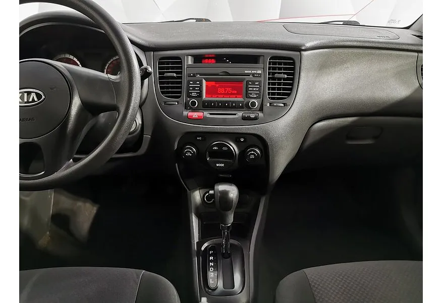 Kia Rio 1.4 AT (97 л.с.) Серебристый в АВИЛОН. Слайд №14 Kia Rio 1.4 AT (97 л.с.) Серебристый в АВИЛОН. Слайд №14