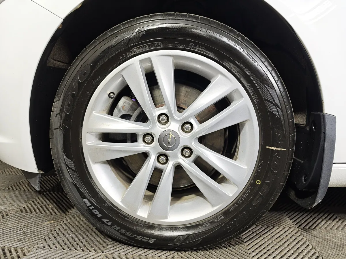 Opel Insignia 2.0 Turbo AT (220 л.с.) Белый в АВИЛОН. Слайд №9