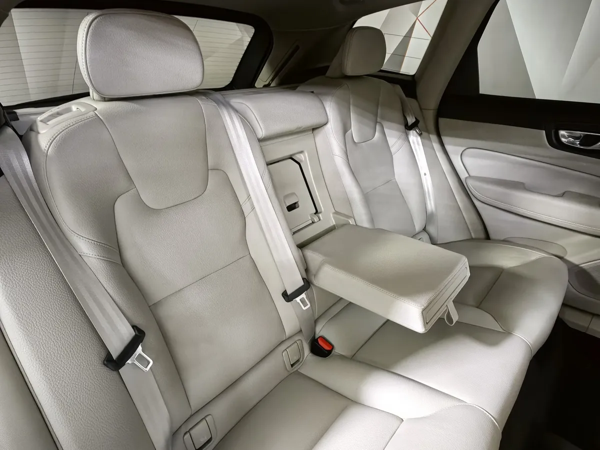 Volvo XC60 2.0 T5 AT AWD (249 л.с.) Inscription Черный в АВИЛОН. Слайд №17